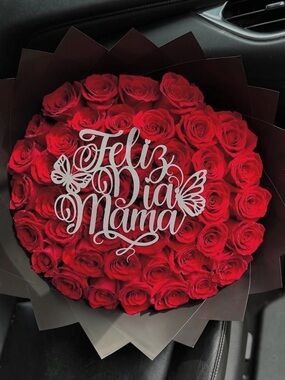 Red Rose Bouquet with 'Feliz Día Mamá' Topper